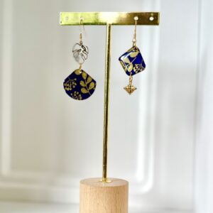 Boucles d’oreilles asymétriques en papier népalais résiné  Bleu nuit et Doré