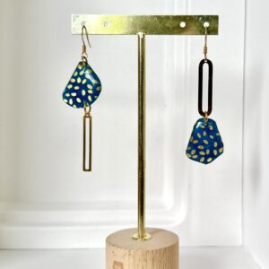 Boucles d’oreilles asymétriques en papier népalais résiné  Bleu canard et Doré