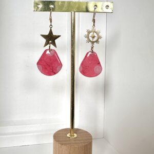 Boucles d’oreilles asymétriques en papier népalais résiné  Rose et Étoiles dorées