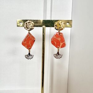 Boucles d’oreilles en papier népalais résiné  Corail et Ginkgo doré