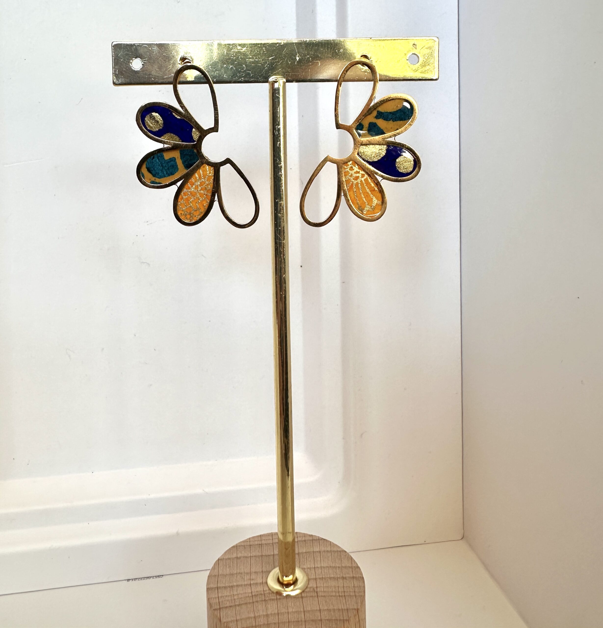 Boucles d’oreilles florales dorées en papier népalais Éclats précieux