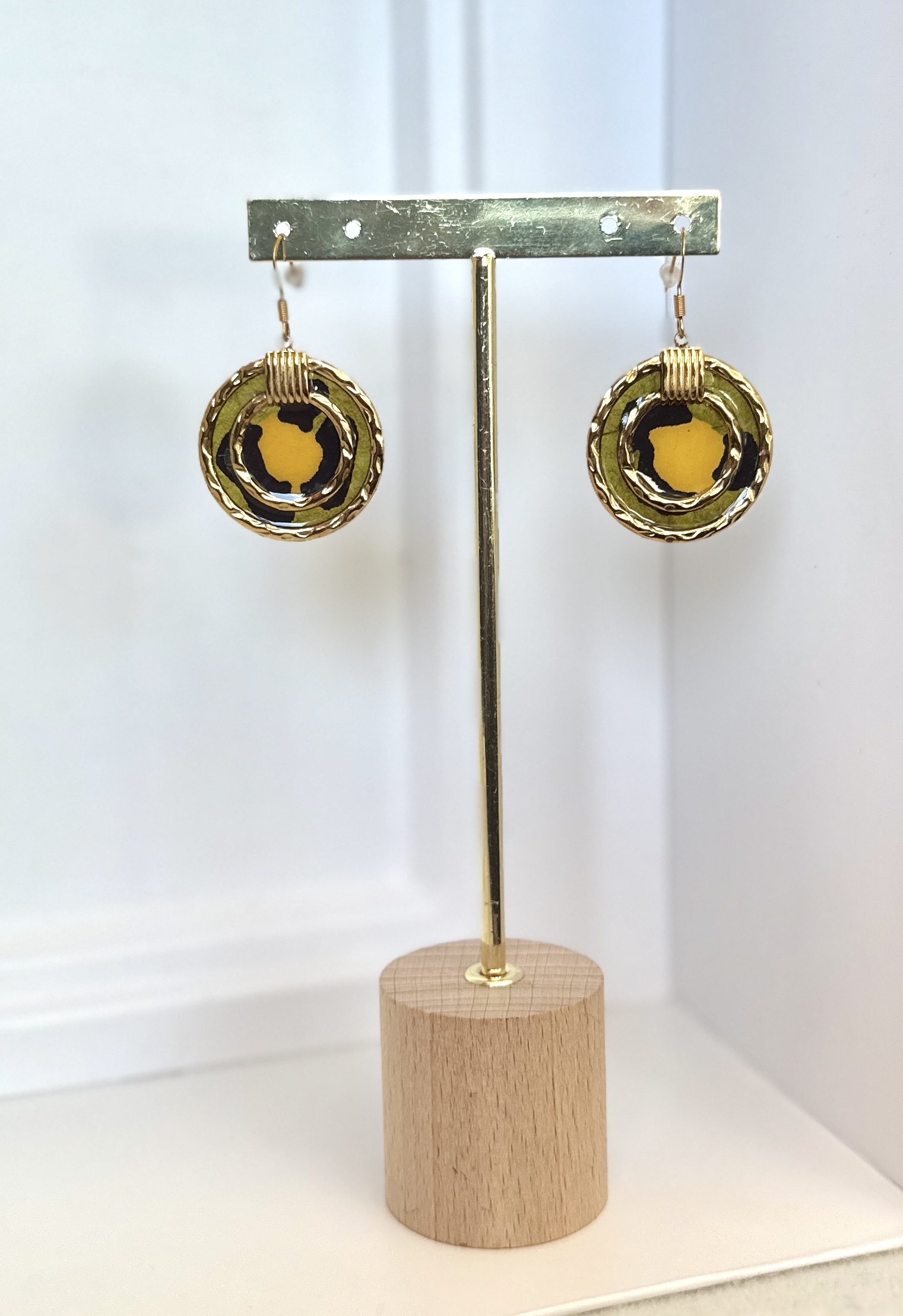Boucles d’oreilles rondes acier dorées en papier népalais Soleil d'olive