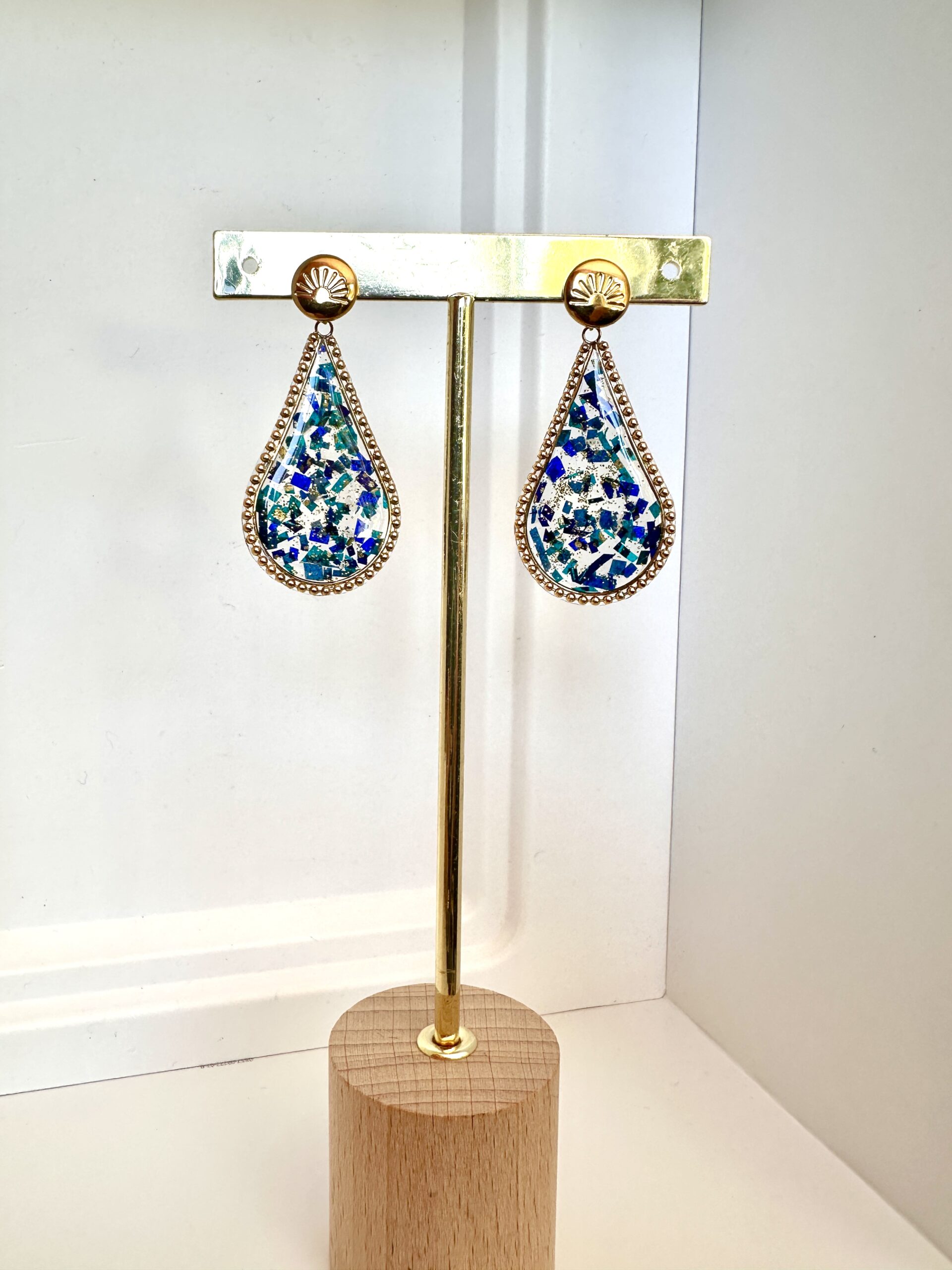 Boucles d’oreilles gouttes dorées papier népalais bleu Éclats d’Azur