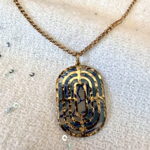 Collier acier doré pendentif labyrinthe papier népalais bleu. Labyrinthe Azur