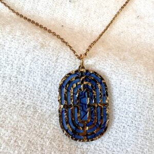 Collier acier doré pendentif labyrinthe et papier Népalais Labyrinthe Bleu