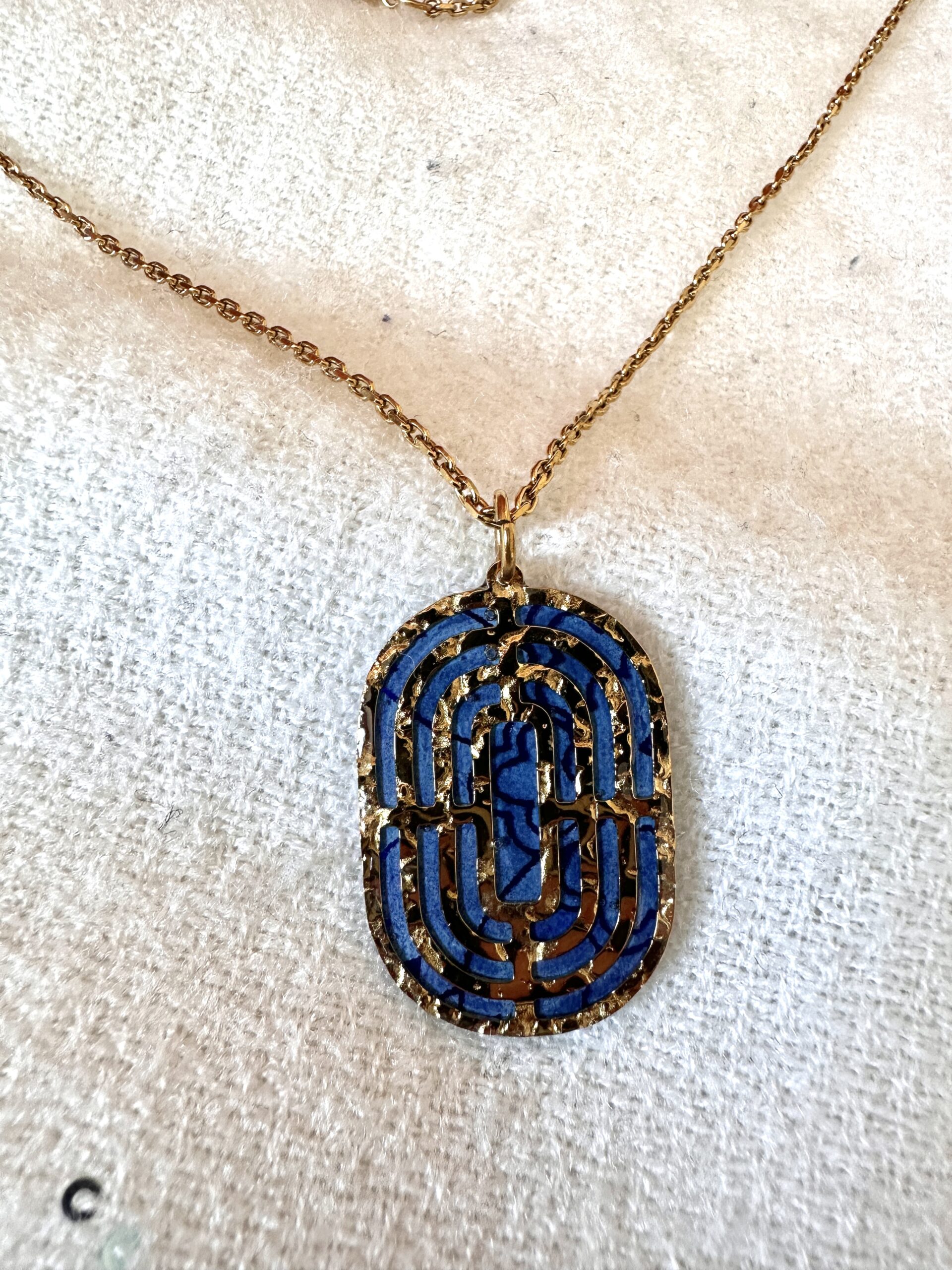 Collier acier doré pendentif labyrinthe et papier Népalais Labyrinthe Bleu