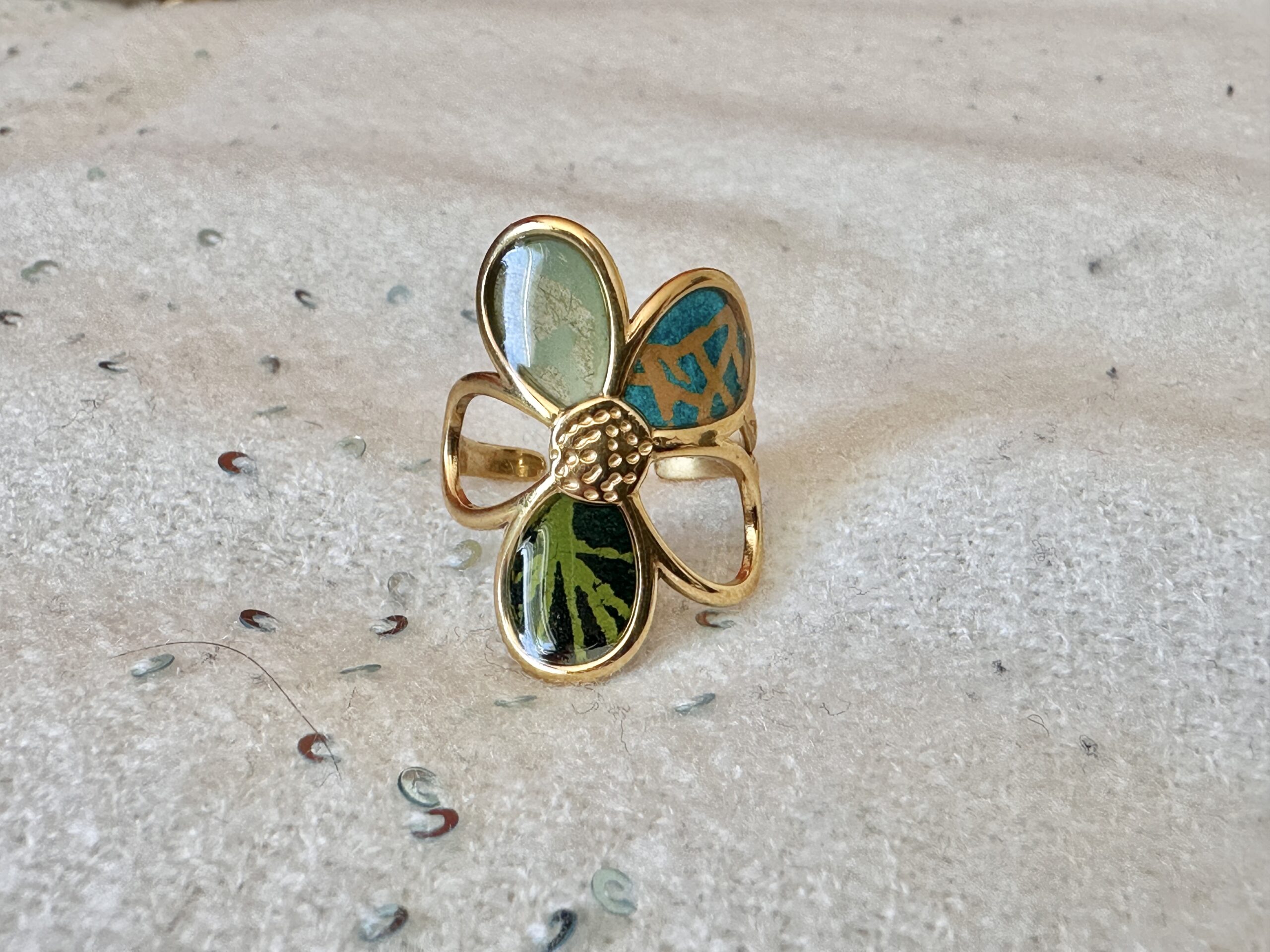 Bague fleur dorée papier népalais résiné Jardin Émeraude