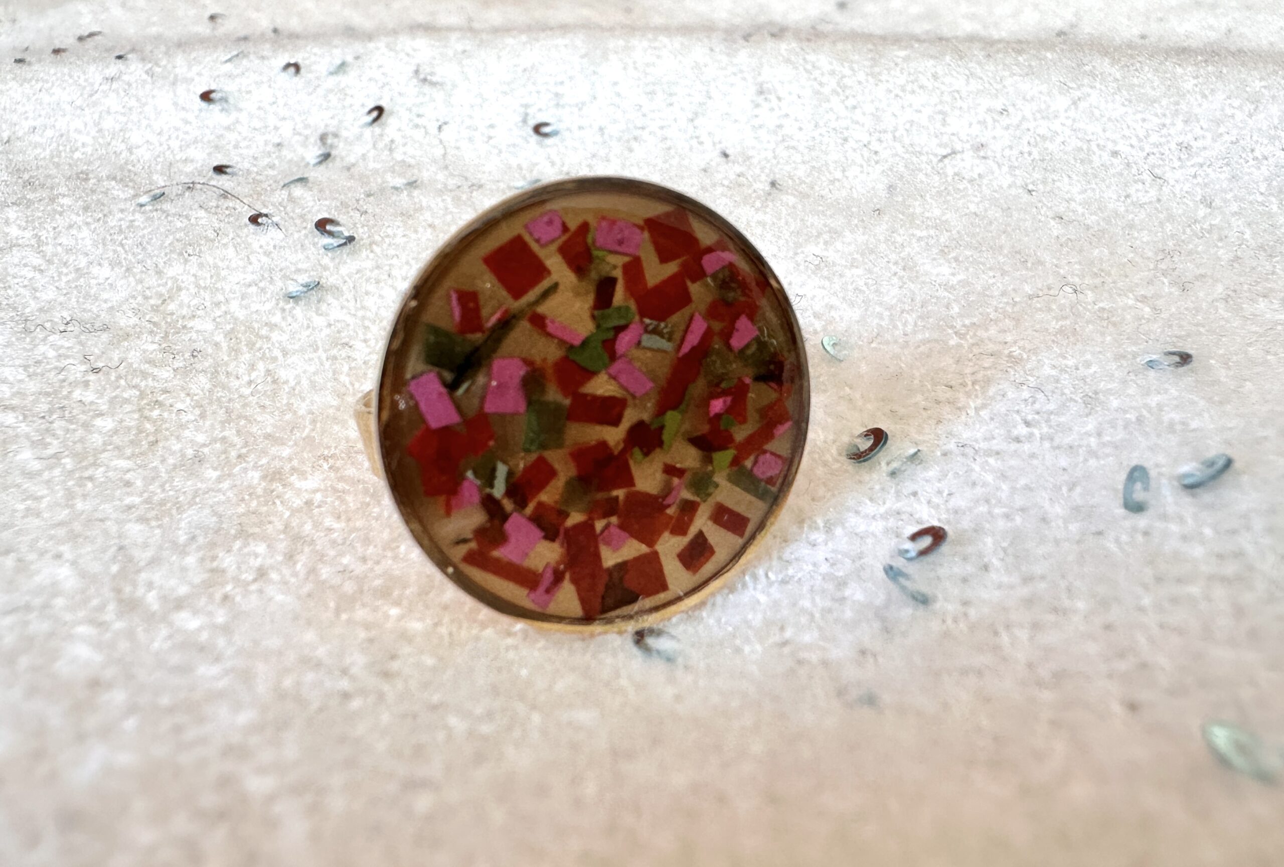 Bague dorée en acier et papier Népalais « Confettis bohèmes »